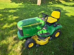 John Deere LX255 Lawn Tractor