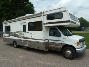 lot 2 image: 1998 Fleetwood Tioga SL Motor Home