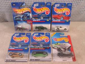 lot 151 image: (EC1) Assorted Hot Wheels in Packag...