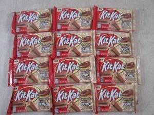 lot 168 image: (B-2) 12 Kit Kat Chocolate Frosted ...