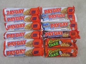 lot 192 image: (B-3) 12 Assorted Candy Bars Past D...