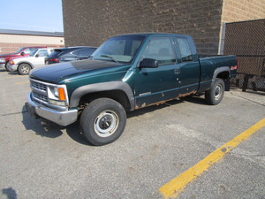 lot 1 image: 2000 Chevy 2500 4X4 Pickup