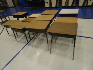 lot 10 image: (11) Adjustable Height Student Desks wLift Top