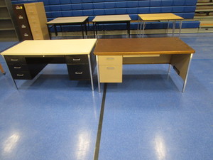 lot 77 image: (2) Desks 30x60x29
