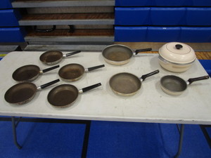 lot 85 image: Alum Frying Pans & Pot