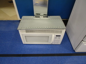 lot 125 image: Amana Radarange Over Stove Microwave wExhaust fan