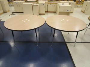 lot 237 image: (2) Adjustable Height Round Tables 4
