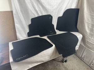 lot 29 image: New GMC Sierra 2500 Floor Mats