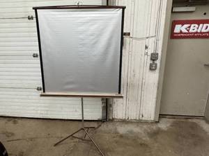 lot 33 image: Collapsable Projector Screen