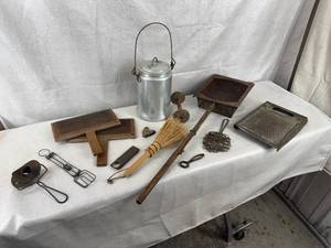 lot 40 image: Miscellaneous Old-Fashioned Kitchen and Housewares