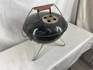 lot 61 image: Weber Portable Charcoal Grill