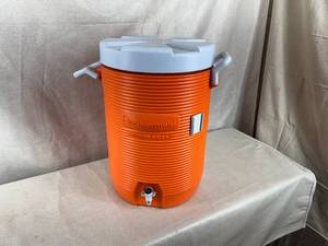 lot 66 image: Rubbermaid Water Cooler