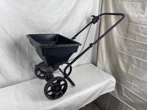 lot 71 image: Fertilizer Spreader