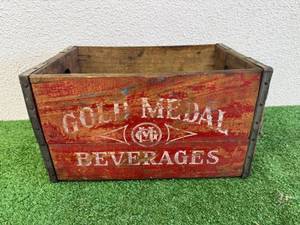 lot 11 image: Gold Medal Beverages Wood Delivery Box
