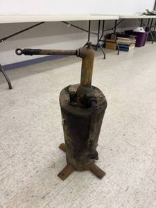 lot 31 image: Vintage Hand Crank Grease Pump