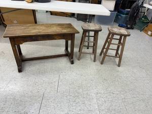 lot 65 image: Wood Piano Bench & 2 Stools