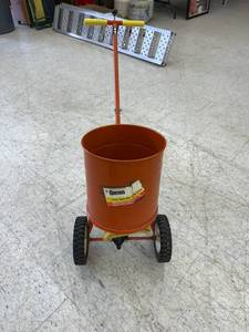 lot 103 image: Ortho Lawn Spreader