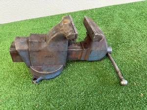 lot 128 image: Starrett Bench Vise