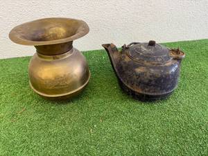 lot 140 image: Union Pacific RR Brass Spittoon & Cast Iron Kettle