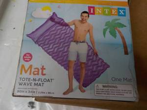lot 7 image: Intex ToteNFloat Wave Mat...