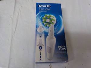 lot 34 image: Oral B Pro 1000 Rechargeable Toothb...