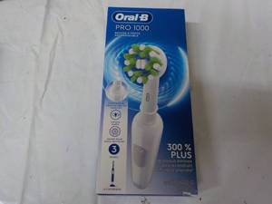 lot 35 image: Oral B Pro 1000 Rechargeable Toothb...