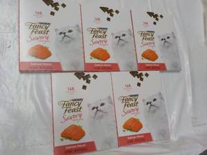 lot 97 image: 5 ct Purina Fancy Feast Savory Salm...