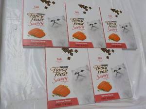 lot 98 image: 5 ct Purina Fancy Feast Savory Salm...