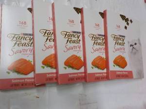 lot 118 image: 5 ct Purina Fancy Feast Savory Salm...