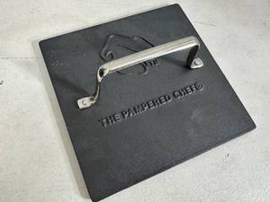 lot 32 image: Pampered Chef Cast Iron Grill Press