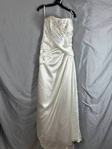 lot 53 image: Joli Bridal Wedding Dress - Size 8