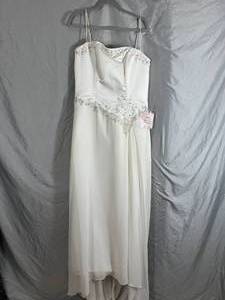lot 54 image: Dreams Bridal Wedding Dress - Size 16 - $529 price tag