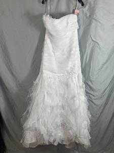 lot 63 image: Davids Bridal Wedding Dress - Size 14 - $675 price tag