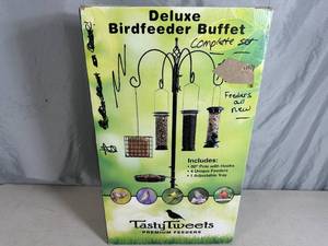 lot 85 image: 5 Birdfeeder Set with Pole