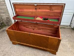 lot 4 image: Lane Cedar Chest with Bottom Drawer
