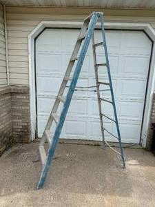 lot 6 image: 8 ft Aluminum Step Ladder