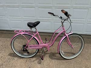 lot 13 image: Schwinn 7 Speed Beach Cruiser Bike