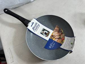 lot 152 image: New 9.5 inch Non-Stick Aluminum Marble Coating Frying Pan
