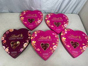 lot 172 image: 5 Lindt Lindor Assorted Chocolate Truffle Sets