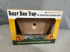 lot 189 image: New Carpenter Bee  Wasp Trap