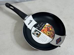 lot 220 image: New 9.5 inch Non-Stick Aluminum Frying Pan