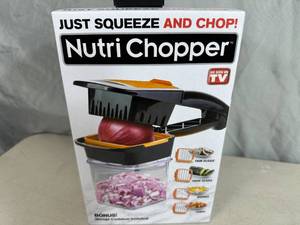 lot 233 image: New Nutri Chopper with Storage Container