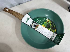 lot 239 image: New 11 inch Ceramic Coated Aluminum Induction Safe Frying Pan