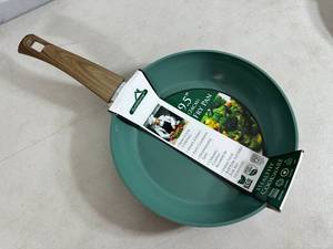 lot 240 image: New 9.5 inch Ceramic Coated Aluminum Induction Safe Frying Pan