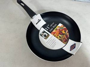 lot 253 image: New 11 inch Non-Stick Aluminum Frying Pan