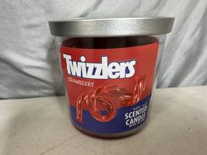 lot 290 image: New Twizzlers Strawberry Licorice Candle - 3 Wick