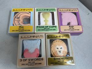 lot 329 image: 4 New Tarot Card Themed Bath Bombs