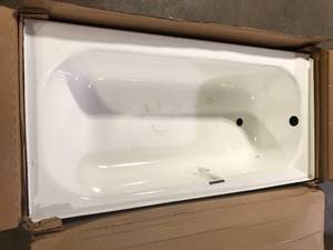 lot 14 image: Bootz Industries Maui 60 in. x 30 in. Soaking Bathtub with Right Drain in White Damaged   Customer Returns See Pictures