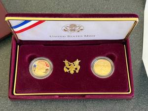 lot 10 image: George Washington Proof & Uncirculated Gold Five Dollar Set