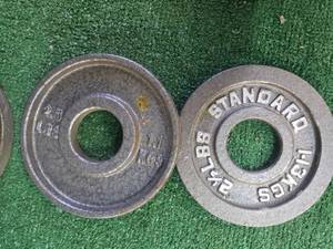 lot 57 image: Lots of a pair of 2.5LB 2-Inch Weight Plates (USED)